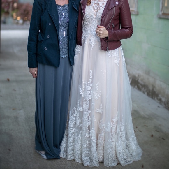 SOLD Essense of Australia D2327 Lace Wedding Dress - Picture 4 of 5